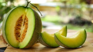 066736100_1607678204-Manfaat-Melon-untuk-Kulit-shutterstock_1426165277